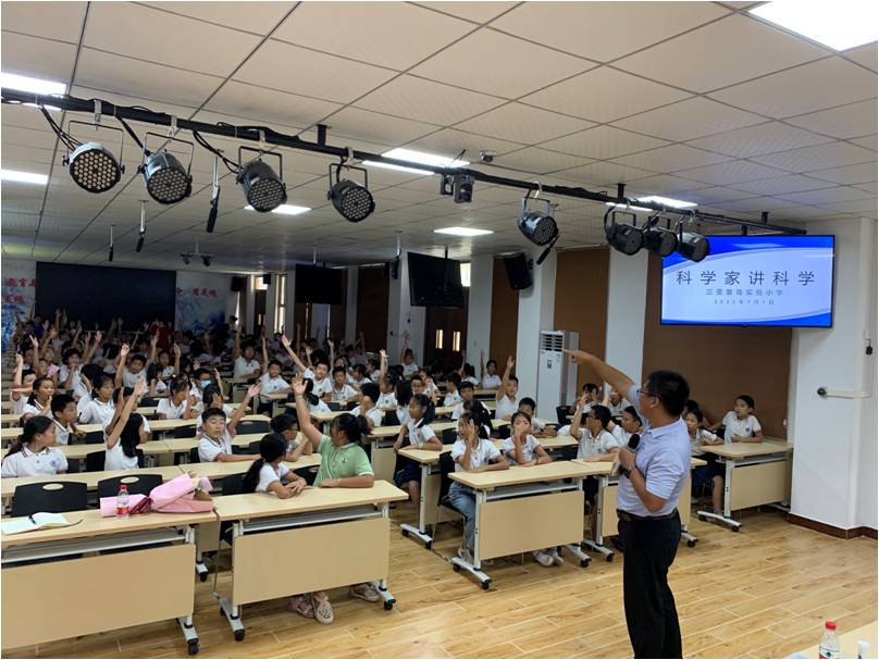 人们在看台上的人在房间里

低可信度描述已自动生成