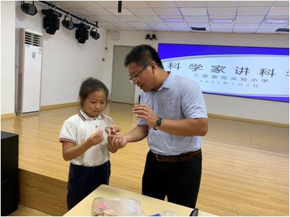一群人站在桌子前切蛋糕

中度可信度描述已自动生成